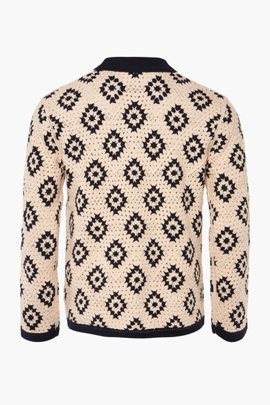 Multikleurig gilet van SCOTCH & SODA, met gehaakt bloempatroon en donkere afwerking aan de randen, gezien van achteren.
