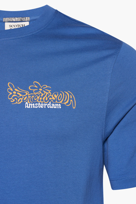 T-shirt bleu à manches courtes de SCOTCH & SODA, avec une impression colorée et le texte "Amsterdam".
