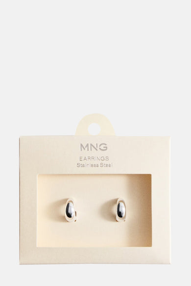 Zilveren oorringen van roestvrij staal van MANGO in een beige verpakking.