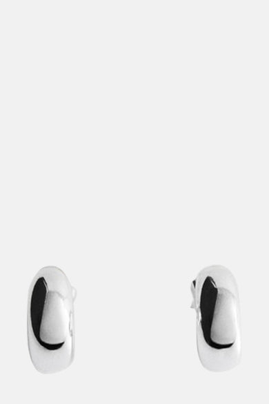 Zilveren oorringen van MANGO, afgerond en minimalistisch ontwerp tegen een witte achtergrond.
