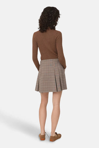 Short skirt in multicolor from MANGO, with a checked pattern and pleats, seen from behind.
