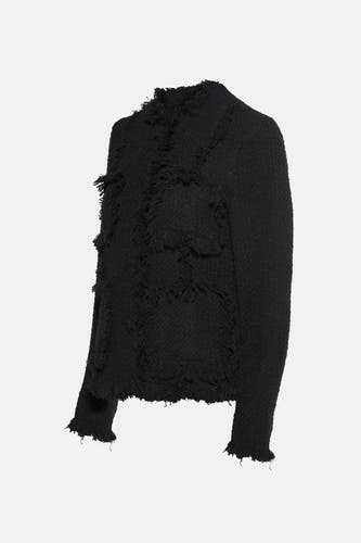 Blazer noir de MANGO avec des détails froncés et des poches, en une prise en studio.