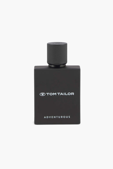 Zwart parfum van Tom Tailor met merknaam en "ADVENTUROUS" in witte letters op de flacon.