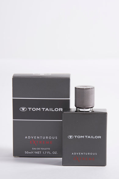 Grijs parfum van Tom Tailor, naast de bijpassende verpakking, op een witte achtergrond.
