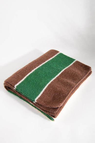 Multikleurige wintersjaal van 24 colours, met een gestreept patroon in bruin, groen en wit.