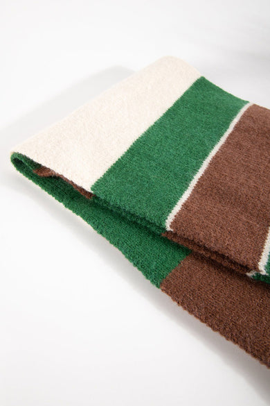 Multikleurige wintersjaal van 24 colours, met een gestreept patroon in wit, groen en bruin.