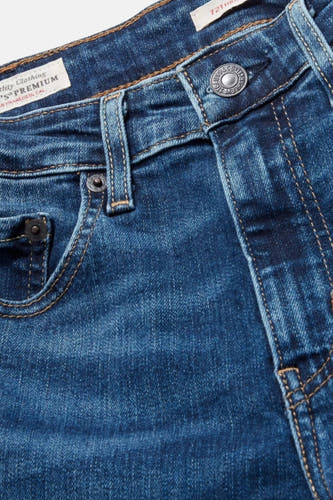Skinny jeans van donkerblauw denim van Levi's® met zichtbare zakken en een metalen knoopsluiting.
