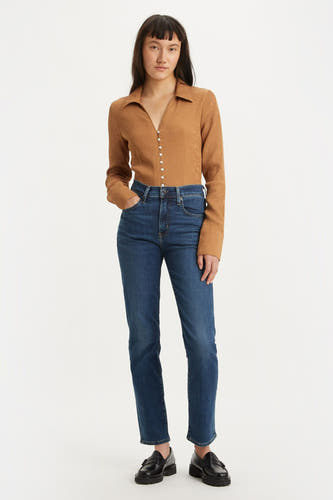 Rechte jeans van donkerblauw denim van Levi's®, met een lange, slanke pasvorm en zwarte loafers.
