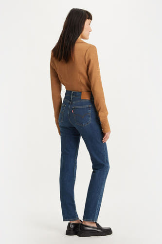 Donkerblauwe straight jeans van Levi's, met een effen kleur en styling met bruine blouse en zwarte schoenen.