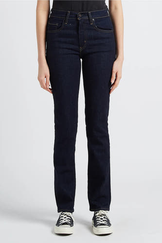 Donkerblauwe straight jeans van Levi's®, met gele stiksels en gecombineerd met zwarte sneakers.