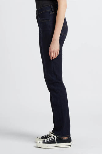 Donkerblauwe rechte jeans van Levi's, in een zijwaartse weergave, gecombineerd met zwarte sneakers.
