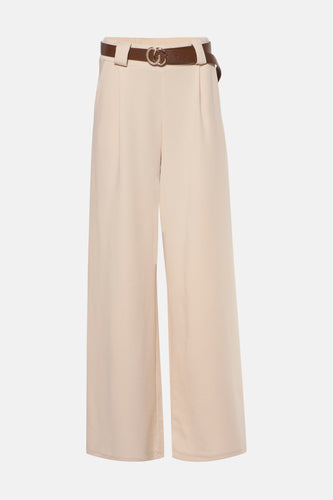 Beige culottes met bruine riem.