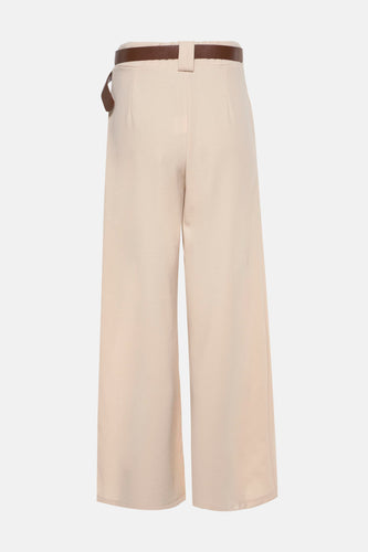Beige culottes met bruine riem.
