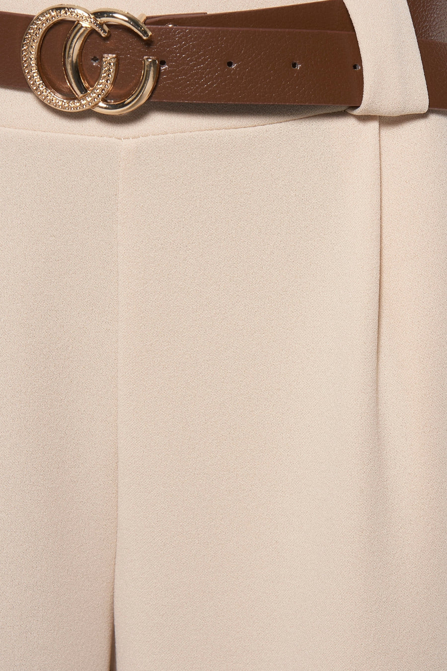Beige pantalon met bruine riem en gouden gesp.
