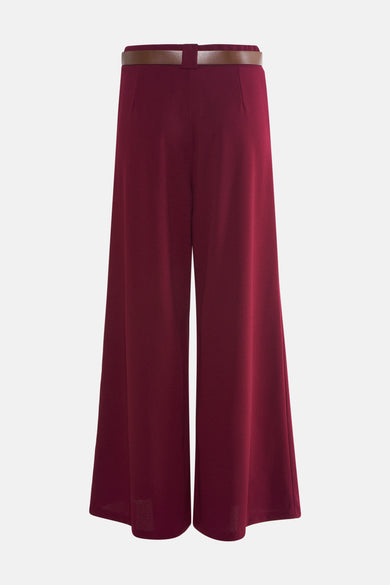 Bordeaux broek van Terra di Siena met brede pijpen en een bruine riem.
