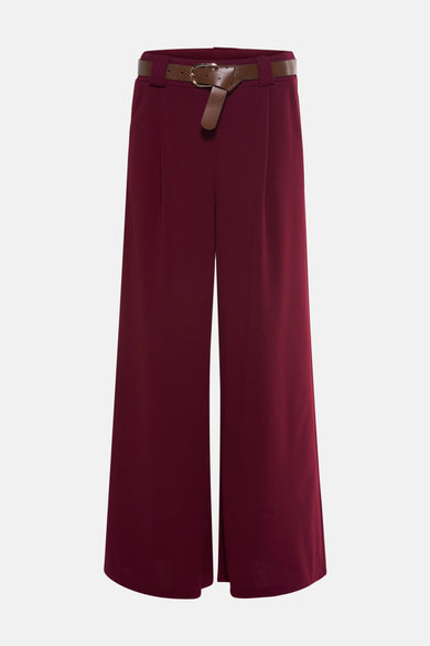 Bordeaux broek van Terra di Siena met bruine riem en wijde pijpen.
