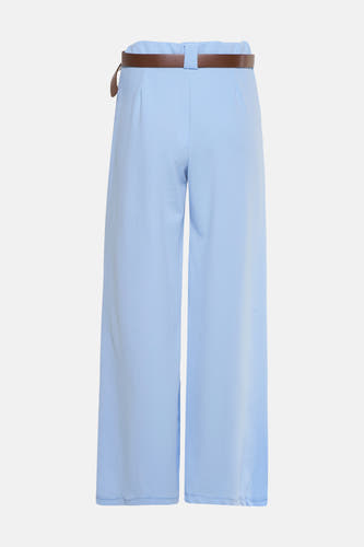 Blauwe broek van Terra di Siena, met bruine riem, van achteren gezien.
