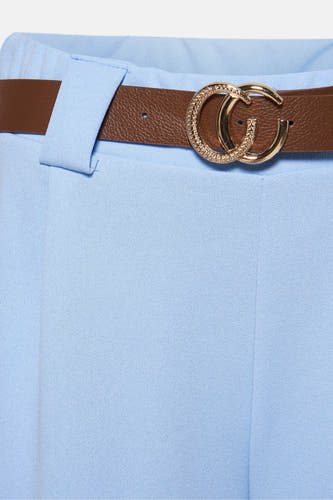 Blauwe broek van Terra di Siena met een bruine riem met goudkleurige gesp.
