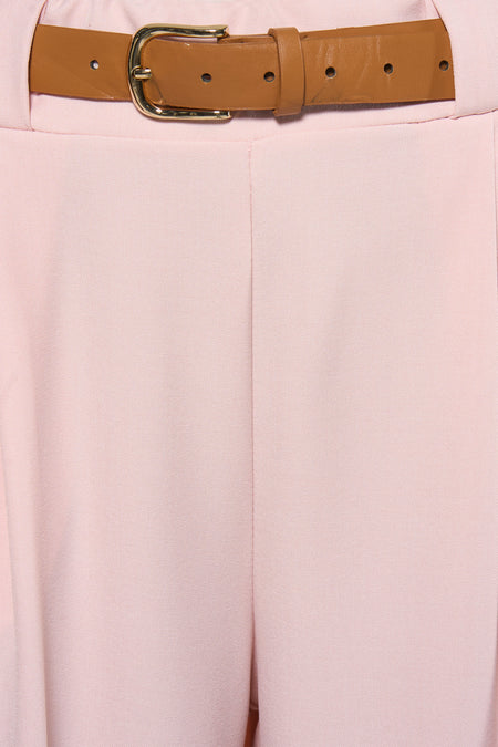 Roze kostuumbroek van Terra di Siena, met een bruine riem met goudkleurige gesp.