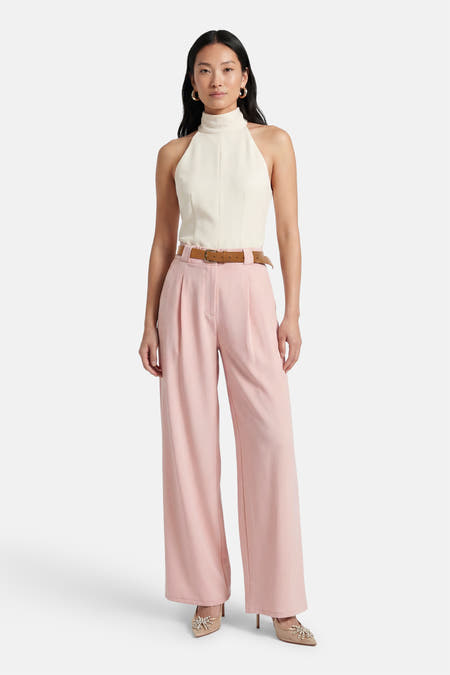 Roze kostuumbroek van Terra di Siena, met een bruine riem en bijpassende hakken.
