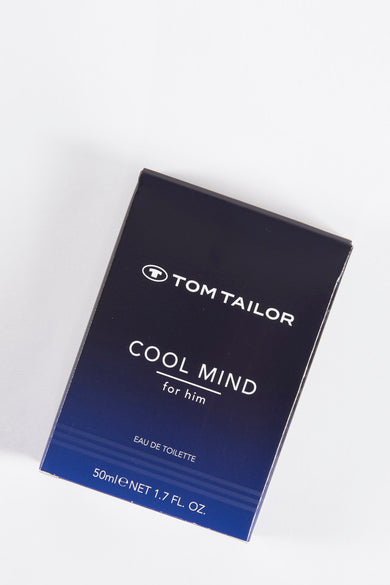 Parfum pour hommes bleu de Tom Tailor, vu dans un coin de la boîte.