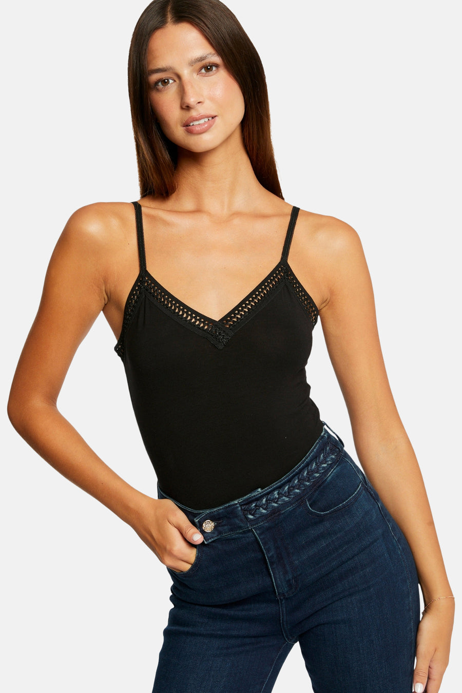 T-shirt noir de Morgan De Toi, avec des détails sur les bords le la ligne du cou et porté avec un jeans.
