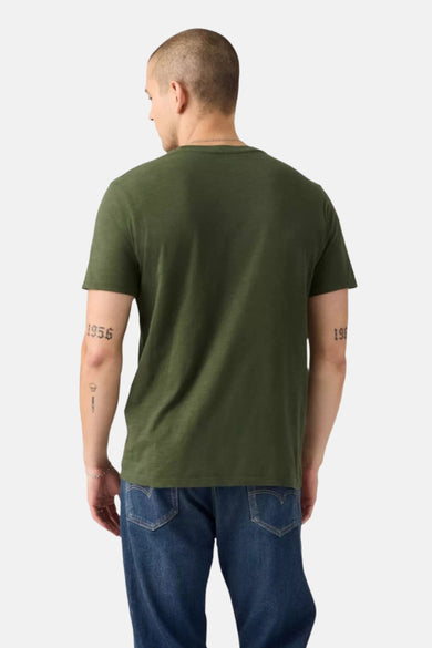 Groen T-shirt met korte mouwen van Levi's, gezien van achteren, gecombineerd met een blauwe jeans.
