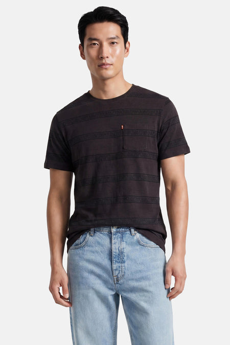 Zwart T-shirt met korte mouwen van Levi's®, met donkere strepen met paisley-motief en een borstzakje, gedragen door een man op een lichte jeans.