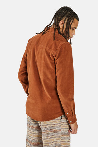 Oranje overhemd met lange mouwen van REDEFINED REBEL, met een corduroy textuur en gedragen met een broek met patroon.