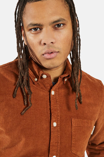 Oranje corduroy overhemd met lange mouwen van REDEFINED REBEL, close-up weergave met witte knopen en een borstzak.
