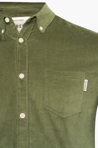Vert, chemisier à longues manches de REDEFINED REBEL avec poche poitrine et fermeture à boutons, gros plan.