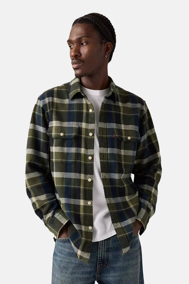Multikleurig overhemd met lange mouwen van Levi's, met ruitpatroon, twee borstzakken en gedragen over een wit t-shirt.

