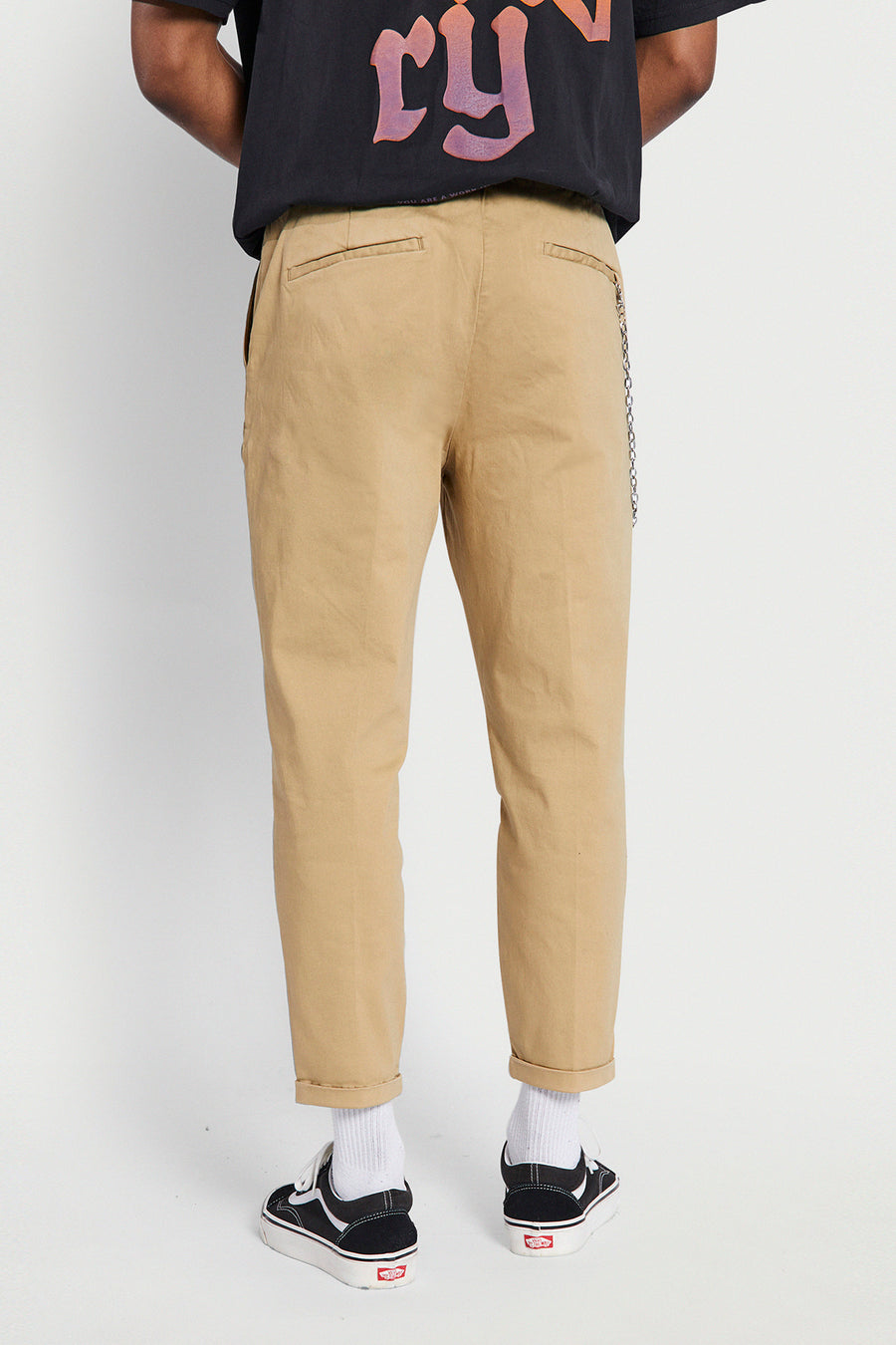 Beige broek van REDEFINED REBEL, met omgeslagen pijpen en zilverkleurige ketting.