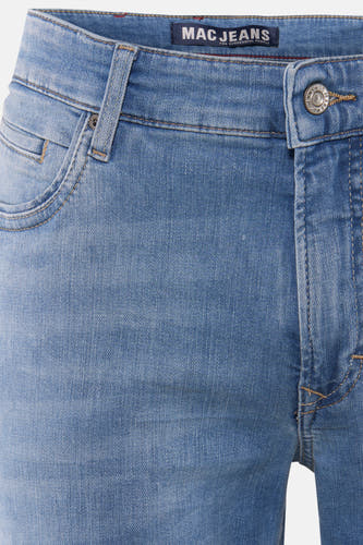 Rechte jeans van lichtblauw denim van MAC, met stiksels in een contrasterende kleur en een merklabel.
