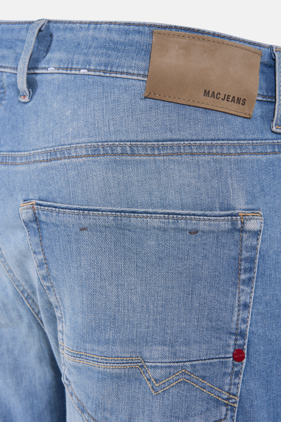 Lichtblauwe straight jeans van denim van MAC met achterzakken en bruin leren merklabel.
