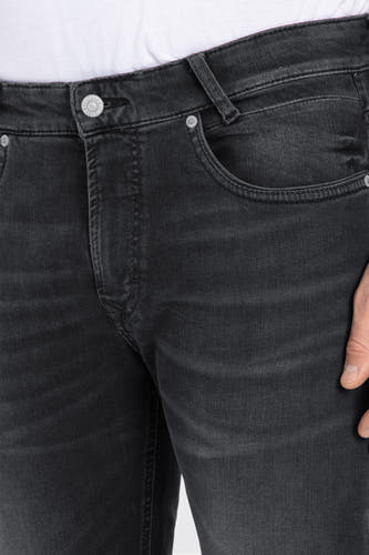 Donkergrijze straight jeans van MAC, met zichtbare stiksels en een knoopsluiting.

