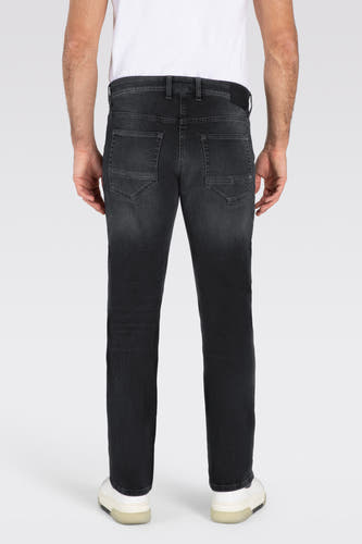 Donkergrijze straight jeans van MAC, achterkant, met subtiele wassing en gedragen met een wit T-shirt en witte sneakers.
