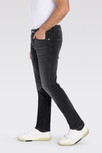 Donkergrijze straight jeans van MAC, met steekzakken, gecombineerd met een wit T-shirt en witte sneakers.