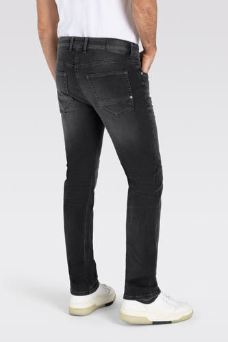 Donkergrijze straight jeans van MAC, met subtiele wassing en casual witte sneakers.
