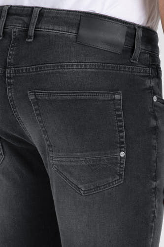 Donkergrijze straight jeans van MAC, met een achterzak en riemlussen.
