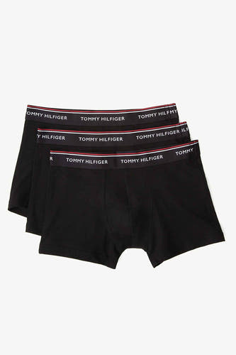 Boxers noirs Tommy Tommy, avec un logo de marque sur la bande élastique, vus par derrière.