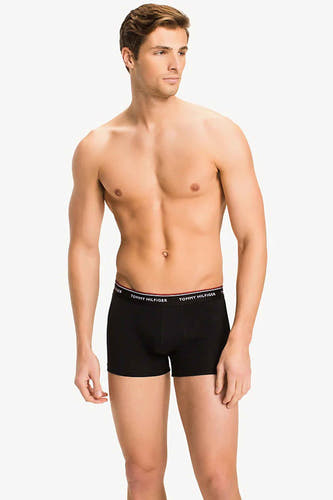Zwarte boxers van TOMMY JEANS, gedragen door een model met ontbloot bovenlichaam.