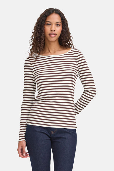Ecru T-shirt met lange mouwen van ICHI, met bruine horizontale strepen en donkere jeans.
