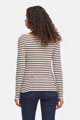 T-shirt écru à manches longues ICHI, avec des rayures marron et associé à un jean bleu foncé.