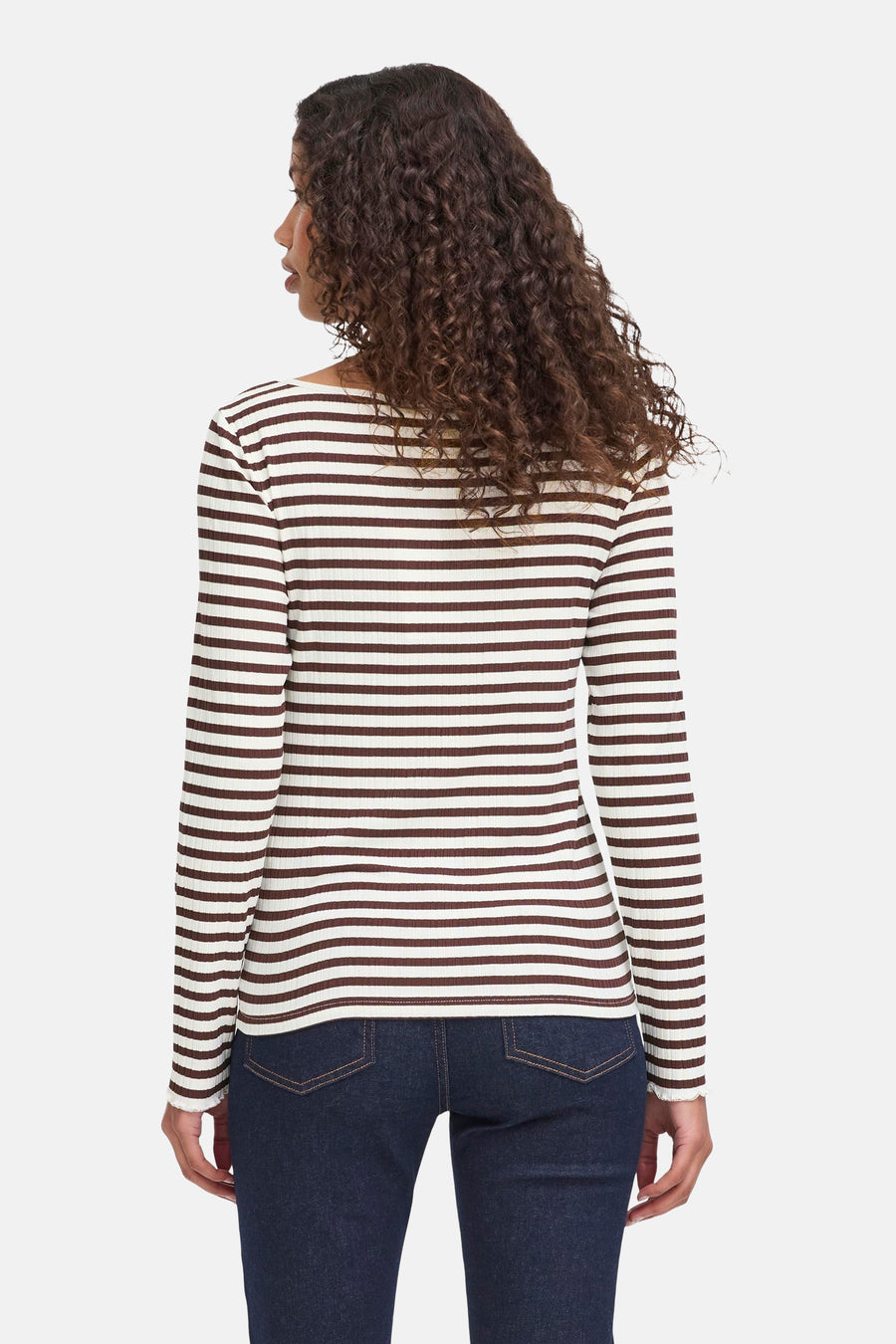 T-shirt écru à manches longues ICHI, avec des rayures marron et associé à un jean bleu foncé.