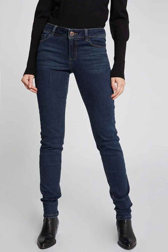 Jean skinny bleu de Morgan De Toi, avec un lavage foncé et des surpiqures brunes, associé à une veste noire.