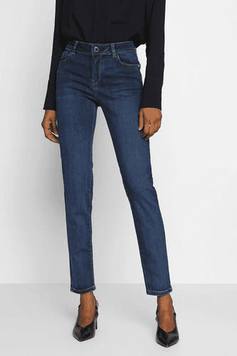 Donkerblauwe skinny jeans van Morgan De Toi, gecombineerd met een donkerblauw shirt en zwarte pumps.
