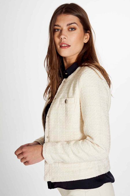 Manteau court blanc de Morgan De Toi, avec une subtile texture et des boutons argentés.
