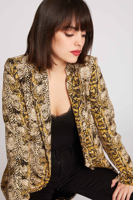 Multikleurige blazer van Morgan De Toi, met een slangenprint, gedragen over een zwarte top met kanten details.