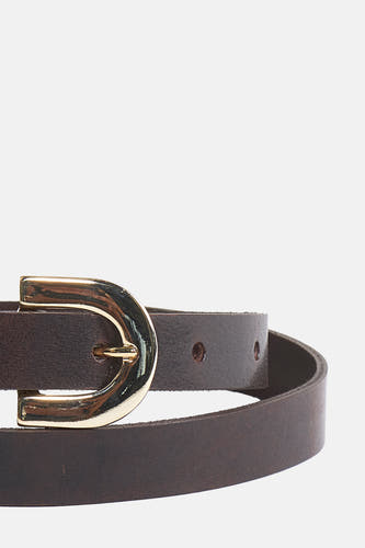Ceinture brune de Legend avec une boucle d'or et des broderies subtiles.